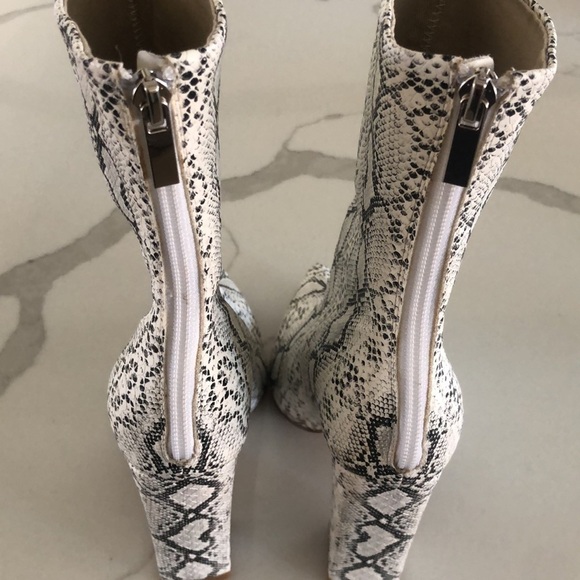 NWOT RAYE xREVOLVE Black and White Snake Skin Boots with Stacked Heel Size 6 - Picture 3 of 7